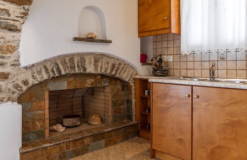 Koronos House | Holiday Home 'Traditional House In Koronos' with Mountain View, Private Terrace and Wi-Fi