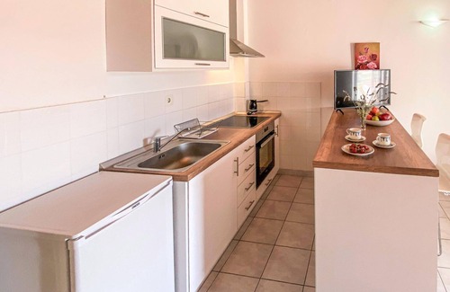 Psaropouli Apartment | Inviting vacation apartment in the immediate vicinity of the Aegean Sea.