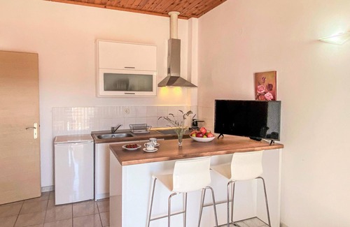 Psaropouli Apartment | Inviting vacation apartment in the immediate vicinity of the Aegean Sea.