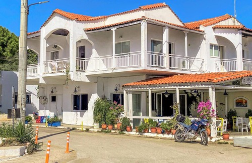 Psaropouli Apartment | Inviting vacation apartment in the immediate vicinity of the Aegean Sea.