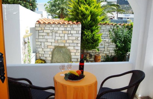 Paros House | Motel ∙ 8 guests