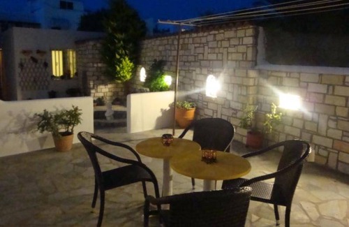 Paros House | Motel ∙ 8 guests