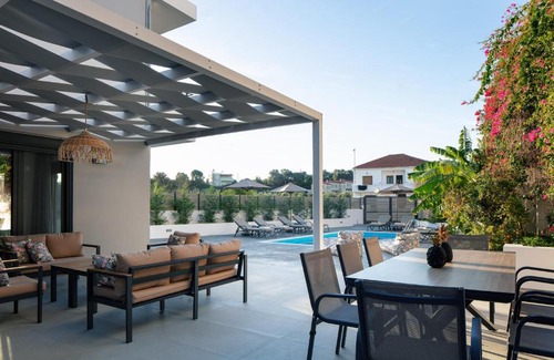 Prinos Villa | Newly Renovated Queen Bee Villa, with Private Pool & Ping-Pong table