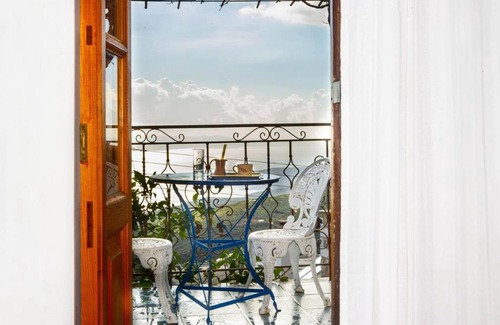Tseria Apartment | Panorama of Deep Blue