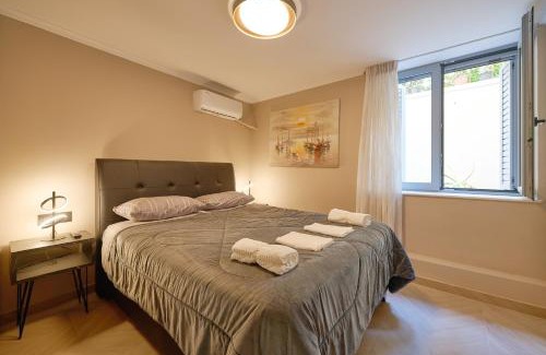 Platia Viktorias Apartment | Panos City Apartment - Private parking for motorcycles