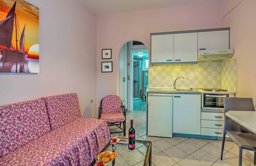 Agios Dimitrios Apartment | ✰Parking✰Balcony✰BBQ✰20min→Airport✰King✰42Mbps-5