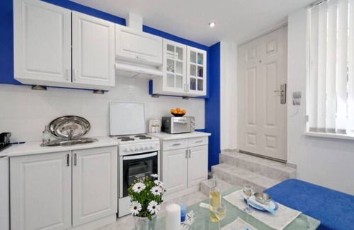 Mousio Apartment | SANTORINI STYLE IN ATHENS! GERGEOUS BATHTUB/NATHIONAL ARCHEOLOGICAL MUSEUM