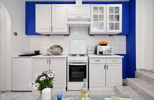 Mousio Apartment | SANTORINI STYLE IN ATHENS! GERGEOUS BATHTUB/NATHIONAL ARCHEOLOGICAL MUSEUM