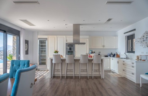 Kounelion Villa | Sea View 6 bdr Villa with a heated pool & access to private beach