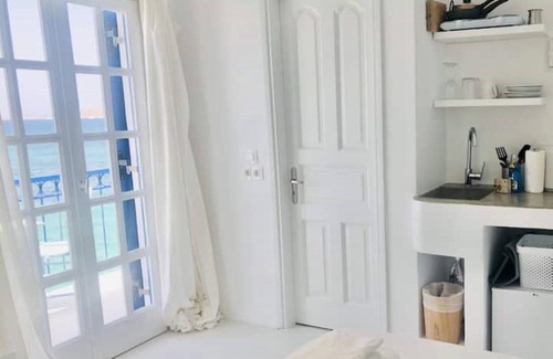 Naousa Apartment | Seafront Naoussa Old Harbour studio Casa Keto with view of the Venetian port!