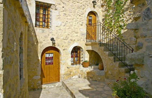Apokoronas House | traditional holiday home in Vafes with a view of the countryside