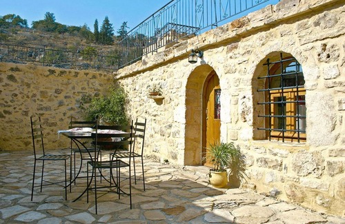 Apokoronas House | traditional holiday home in Vafes with a view of the countryside