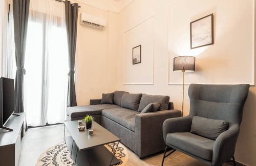 Agios Panteleimonas Apartment | Urban Modern Getaway