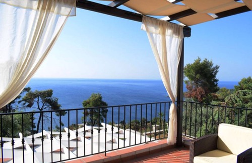 Alonissos Villa | Villa ∙ 2 bedrooms ∙ 4 guests