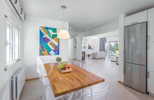 Sane Villa | Villa Pinewood - Six Bedroom Villa, Sleeps 12