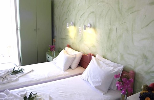 Krotiri House | Villas Georgy (Parikia) House with garden facing the sea