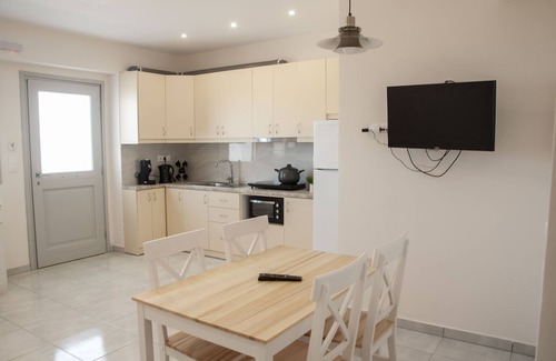 Menetai Apartment | Vista Mare Suites , 2 min drive to the sea (1)