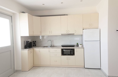 Menetai Apartment | Vista Mare Suites , 2 min drive to the sea (1)