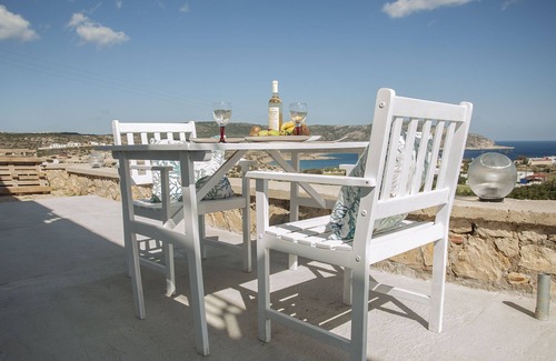 Menetai Apartment | Vista Mare Suites , 2 min drive to the sea (1)