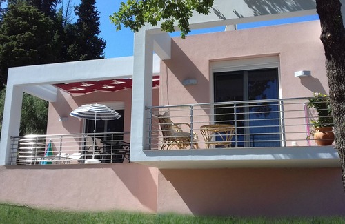 Termenades House | Wohlfühloase Inmitten Alter Oliven- und Zypressenbäumen