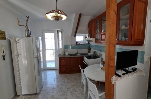 Kamena Vourla Apartment | Ανακαινισμένο loft,2ου ορόφου,θέα στη θάλασσα και το βουνό,150μ από την θάλασσα.