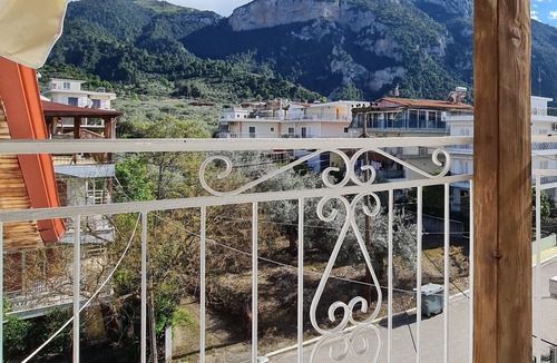 Kamena Vourla Apartment | Ανακαινισμένο loft,2ου ορόφου,θέα στη θάλασσα και το βουνό,150μ από την θάλασσα.