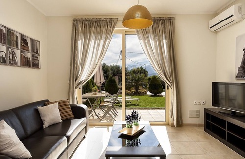 Sternes Apartment | 10 mins from the airport, pool, family friendly, mountain view, self check-out