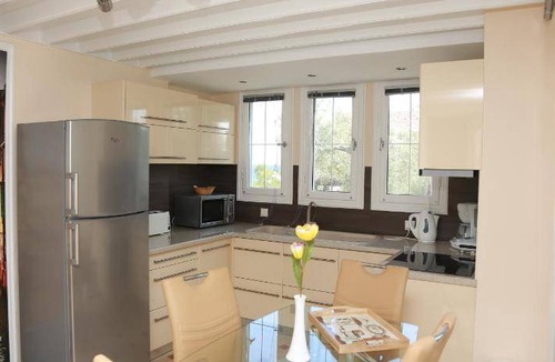 Plomari Apartment | 100 m² Serviced apartment ∙ 3 bedrooms ∙ 9 guests