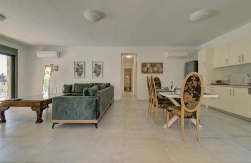 Plomari House | 111 m² House ∙ 3 bedrooms ∙ 7 guests