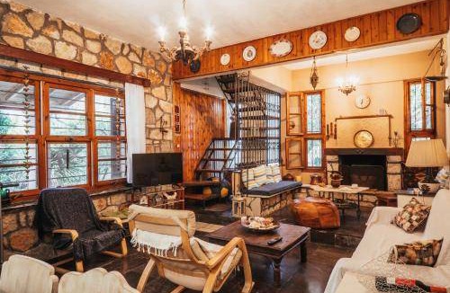 Monastiraki House | 120 m² House ∙ 3 bedrooms ∙ 8 guests