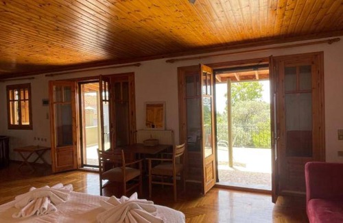 Plomari House | 180 m² House ∙ 3 bedrooms ∙ 9 guests