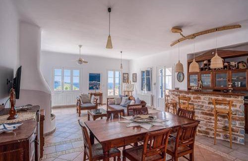 Finikas House | 200 m² House ∙ 5 bedrooms ∙ 14 guests