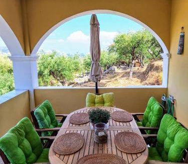 Mouzaki Villa | 200 m² Villa ∙ 3 bedrooms ∙ 9 guests