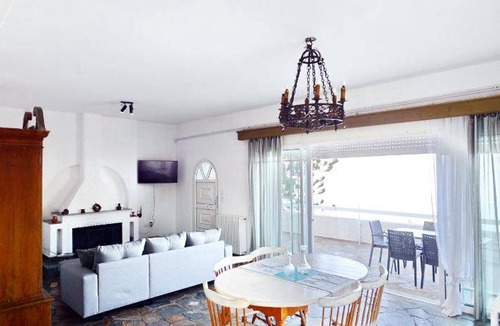 Xylokastro-Evrostina Apartment | 220 m² Apartment ∙ 6 bedrooms ∙ 12 guests