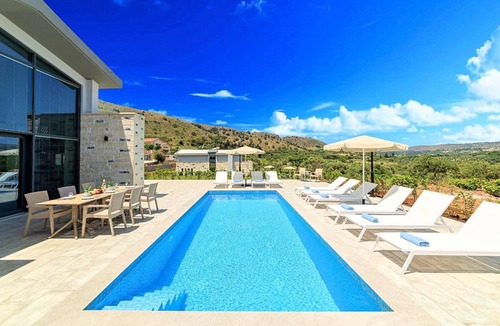 Mathes House | 220 m² House ∙ 5 bedrooms ∙ 15 guests