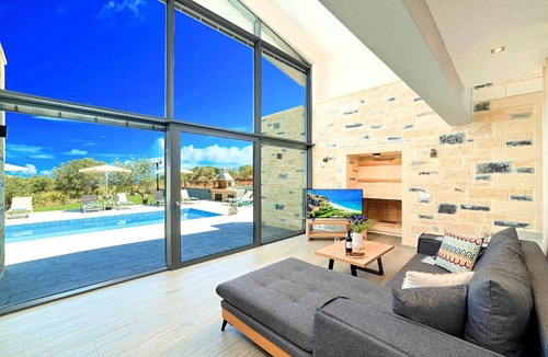 Mathes House | 220 m² House ∙ 5 bedrooms ∙ 15 guests