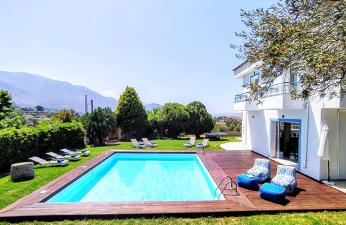Episkopi Villa | 245 m² Villa ∙ 5 bedrooms ∙ 11 guests