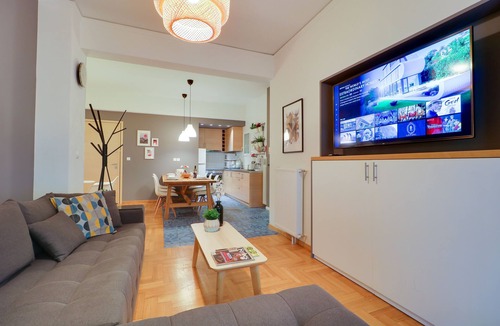 Mousio Apartment | 25 Guests: 3 Apts, Near Metro!