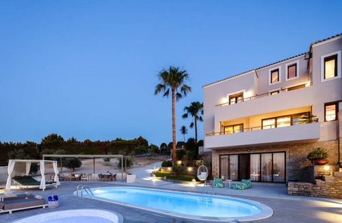 Tria Monastiria Villa | 250 m² Villa ∙ 6 bedrooms ∙ 16 guests