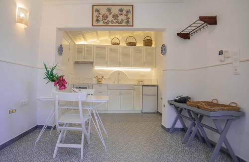 Ierapetra House | 250 metres from the sea a tiny independent house with a yard full of flowers!