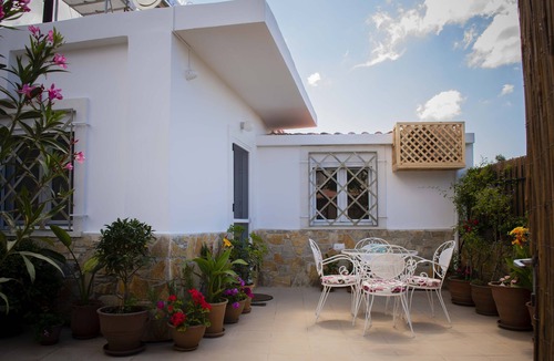 Ierapetra House | 250 metres from the sea a tiny independent house with a yard full of flowers!