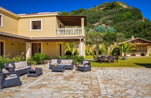 Leivathos Villa | 255 m² Villa ∙ 4 bedrooms ∙ 9 guests