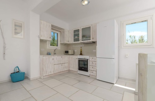 Agia Anna House | 2mins from Agia Anna/Plaka beach, family-friendly, quiet with backyard + garden