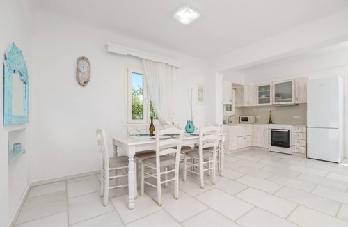 Agia Anna House | 2mins from Agia Anna/Plaka beach, family-friendly, quiet with backyard + garden