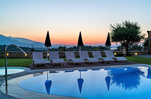 Kaloniktis House | 300 m² House ∙ 10 bedrooms ∙ 24 guests