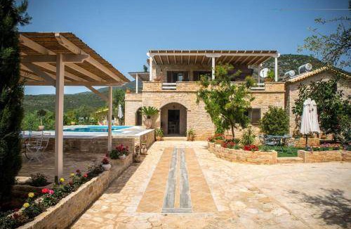 Kardamyli Villa | 300 m² Villa ∙ 5 bedrooms ∙ 10 guests