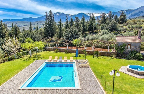 Pemonia Villa | 4 Bedrooms, 3 Bathrooms, Private Pool, Large Garden