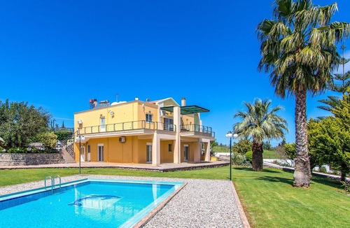 Pemonia Villa | 4 Bedrooms, 3 Bathrooms, Private Pool, Large Garden