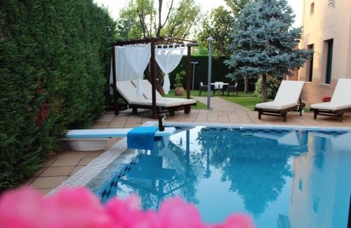 Trikala Villa | 4-seasons pool villa near Meteora