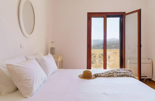 Xiro Chorio House | 400 m² House ∙ 8 bedrooms ∙ 18 guests